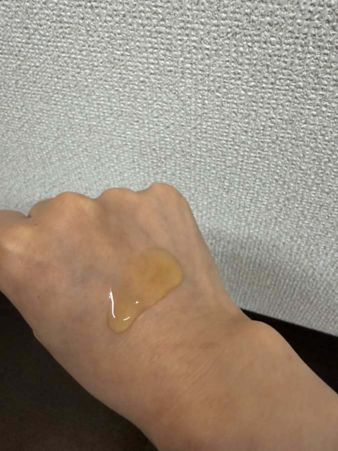 C×AZ ダーマインショットの個包装1個分を手の甲に出した様子