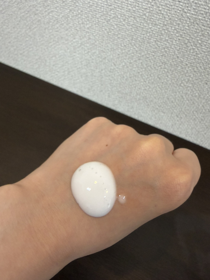 ナノシープセラムを手の甲にワンプッシュ出した様子