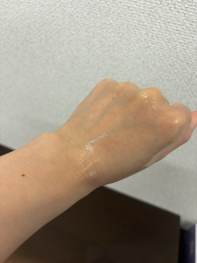 ナノシープセラムを手の甲に広げ伸ばした様子
